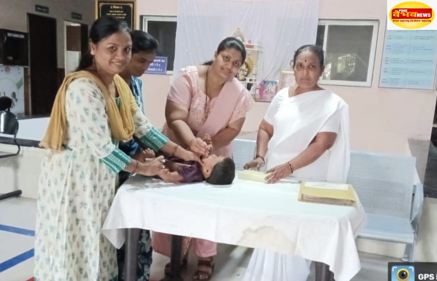 डॉ मंदार माळी यांची भोर तालुक्यात पल्स पोलिओ लसीकरण केंद्रांना भेट