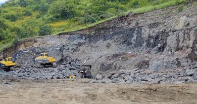 भोर तालुक्यात सपाटीकारणाच्या नावाखाली हजारो ब्रास मुरूम माती चे मनमुराद उत्खनन भोर तालुक्यात सपाटीकारणाच्या नावाखाली हजारो ब्रास मुरूम माती चे मनमुराद उत्खनन