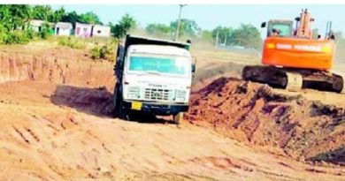 पुण्यातील बांधकामासाठी उत्खनन केलेला मुरूम-दगड भोर तालुक्यात भरावासाठी; वाहतुकीवर प्रश्नचिन्ह